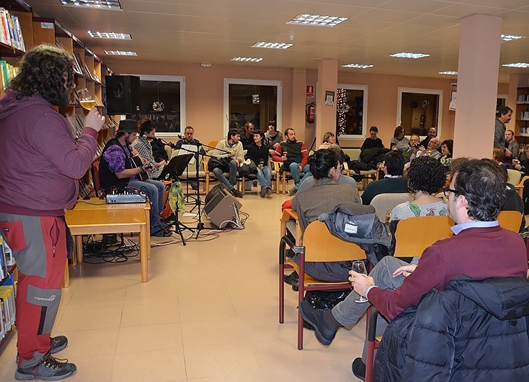 Walkin&#39; Roots en el concert acústic a la Biblioteca Jaume Vila de Mollerussa