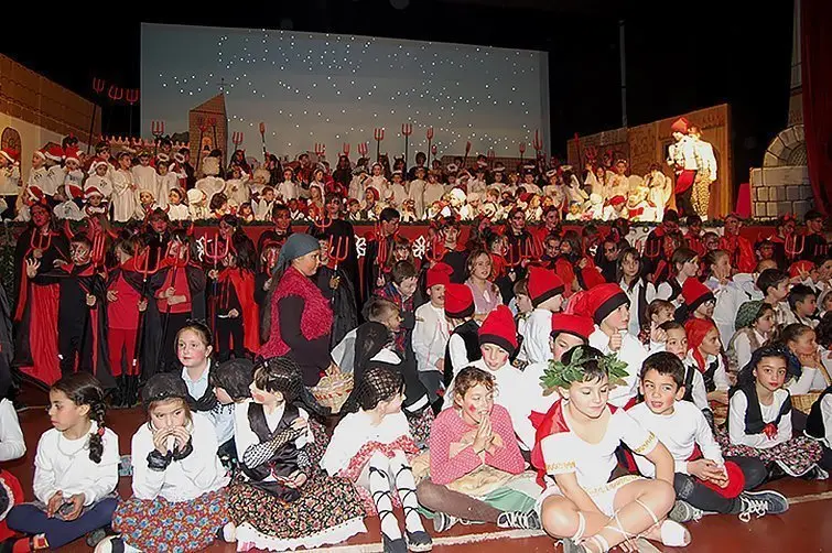 Alumnes de l'escola Arnau Berenguer representen els Pastorets al Palau d'Anglesola