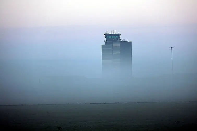 Pla general de la terminal de l'aeroport de Lleida-Alguaire envoltada per la boira, el 21 de desembre del 2016. (Horitzontal)