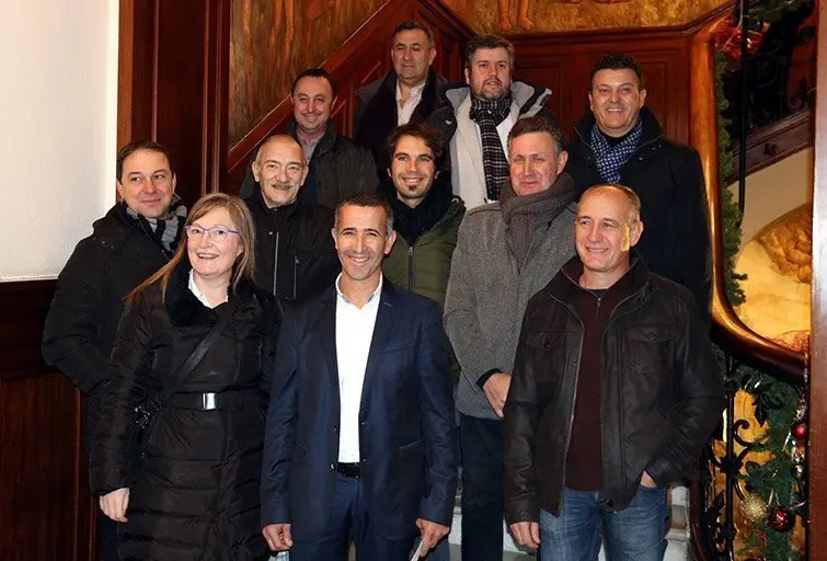 En el centre l'alcalde d'Alcarràs Miquel Serra amb el grup d'ERC