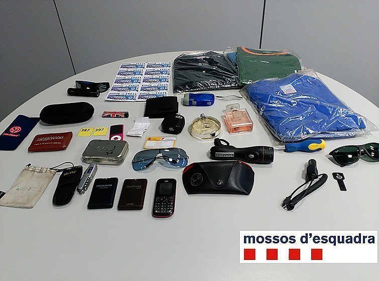 Imatge dels objectes sostrets recuperats pels Mossos d&#39;Esquadra al domicili del detingut el 2 de gener del 2017. (Horitzontal)