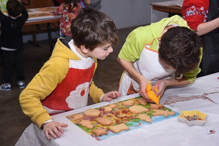 Els partyicipants en el taller decoren les galetes a Sidamon