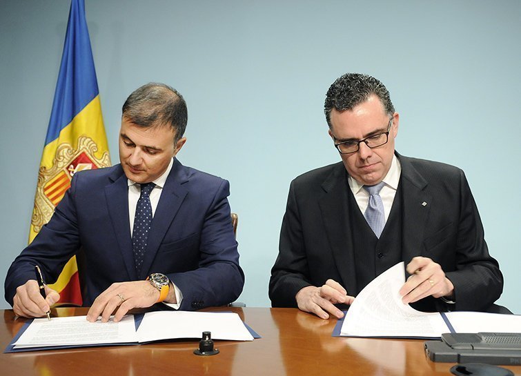 Josep Maria Tost i  Marc Rossell signen el conveni per exportar residus
