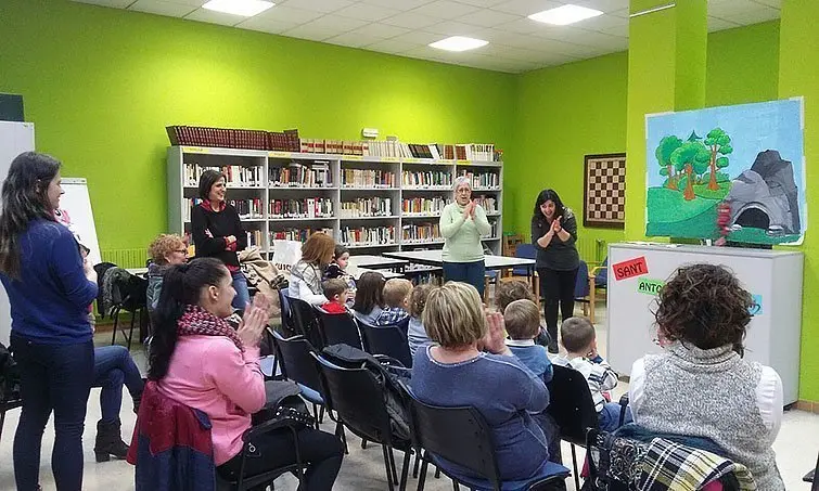 foto aitona biblioteca interior