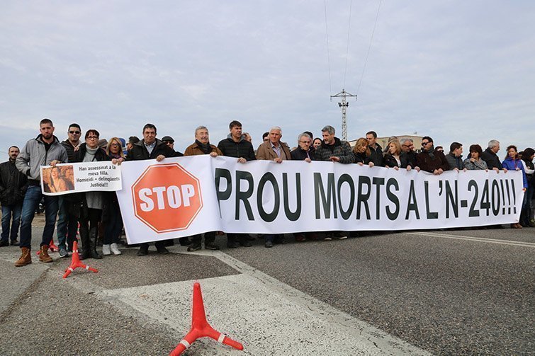 Manifestants darrere d&#39;un cartell reclamant &#39;Prou Morts&#39;, a la N-240 a Juneda. Imatge del 29 de gener de 2017. (Horitzontal)