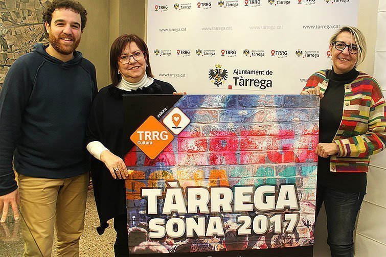 L’alcaldessa Rosa Maria Perelló i el regidor de Cultura, Raül Palacios, mostren el cartell del Tàrrega Sona 2017 amb la tècnica Teresa Garcia interior - copia