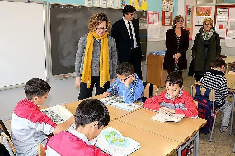 La consellera d'Ensenyament, Meritxell Ruiz, durant la visita a l'escola Torre Queralt de la ciutat de Lleida. Imatge de l'1 de febrer del 2017. (Horitzontal)