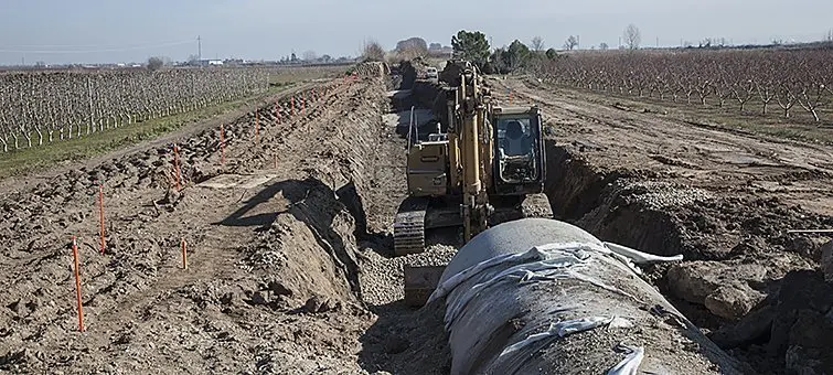 Obres de revestiment del canal al municipi de Bellvís