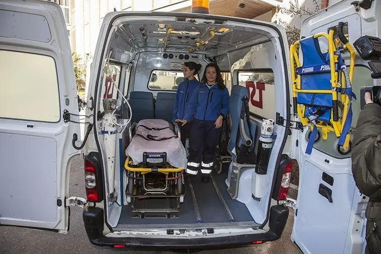 Estudiants del cicle d'Emergències Sanitàries en l'interior del vehicle