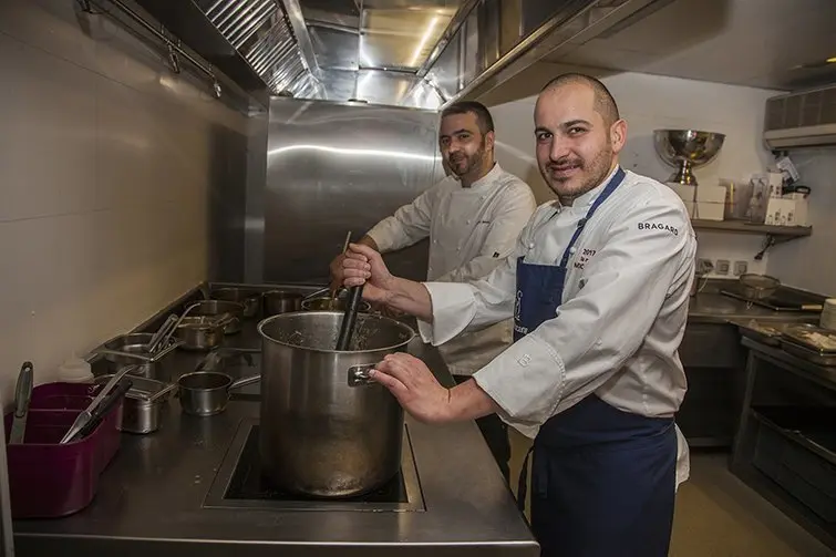 Joel Castanye i Pablo Tomàs a la cuina del Restaurant Gallery de Barcelona