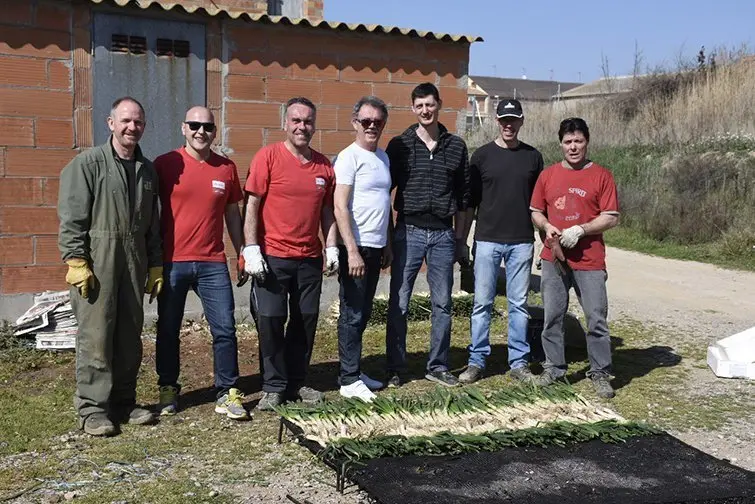 Els membres de l'Associació Cultural de Sidamon preparen el calçots