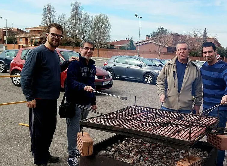 Els voluntaris de la calçotada popular de Mollerussa