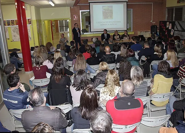 Reunió Ensenyament amb pares del nou institut d'Alpicat 1 interior