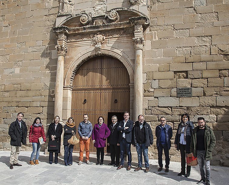 Els participants en la reunio de treball visiten l&#39;església de Santa Maria de Linyola