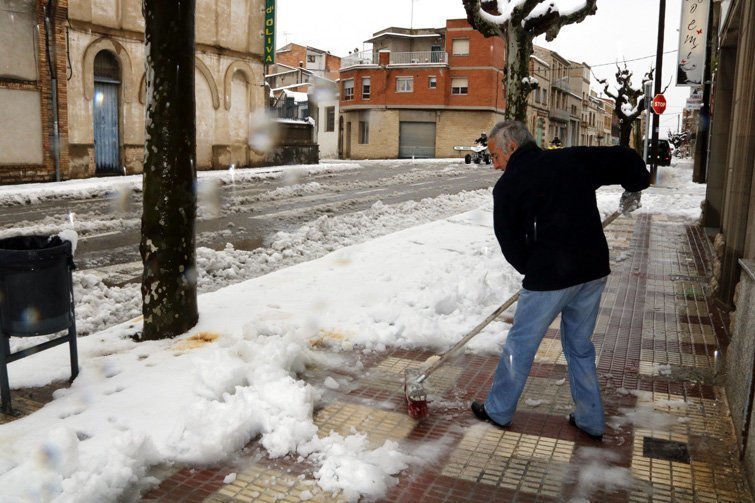 Operaris municipals retiren la neu a Cervera