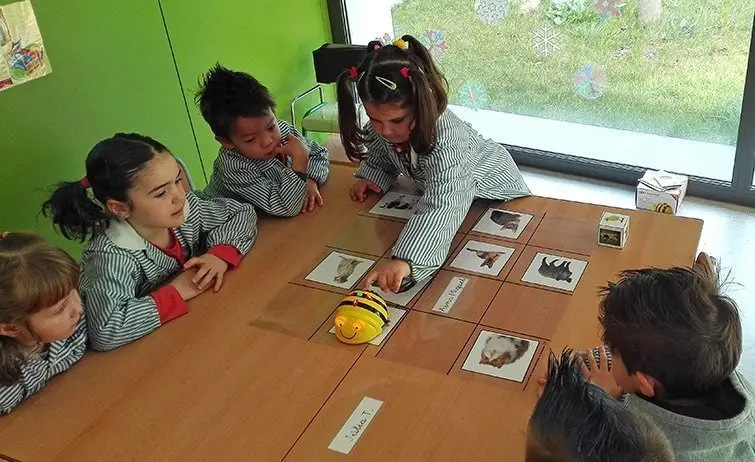 Activitats amb el suport de robots a l¡'escola El Timo de Sidamon  (1)