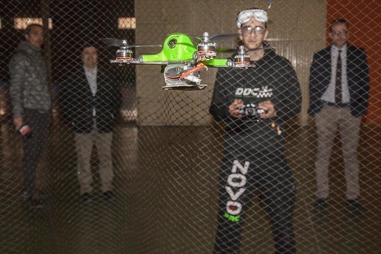 Sergi Vivo mostra com es pilota un drone de carreres