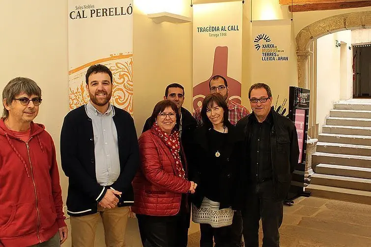 L’alcaldessa Rosa Maria Perelló; el regidor de Cultura, Raül Palacios; i la presidenta d’ASPID, Bibiana Bendicho; al vestíbul del Museu Comarcal de l’Urgell