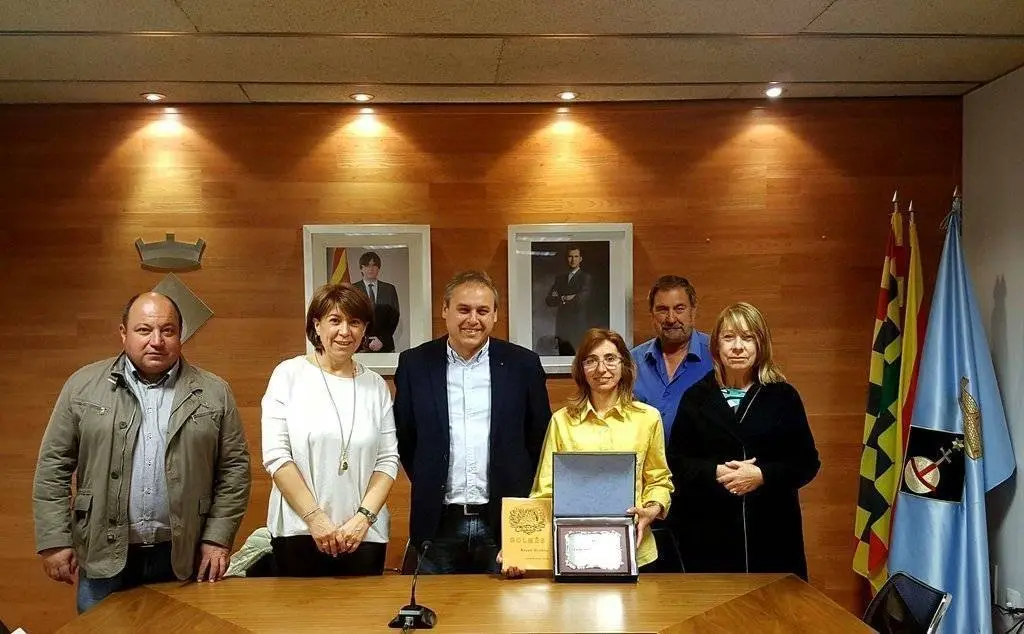 L'alcalde i els regidors lliuren una placa a la funcionària de correus 1