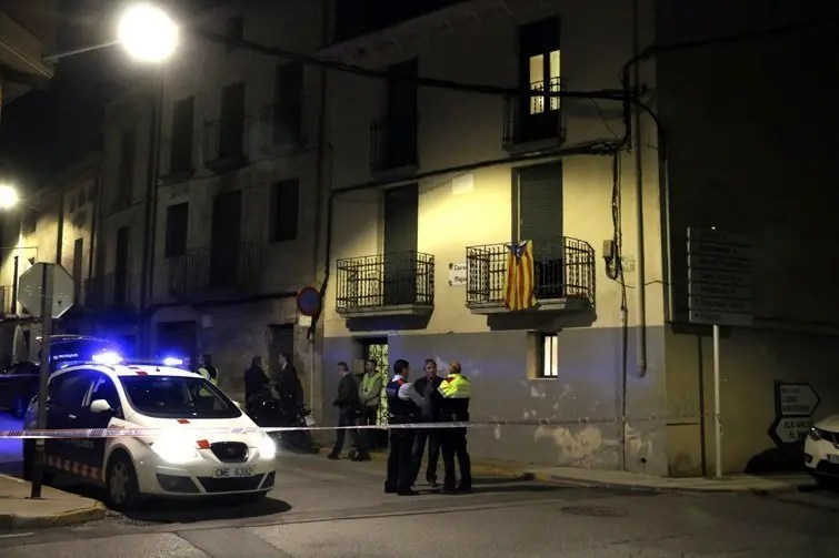 Pla general del carrer i la casa on ha tingut lloc la mort d'una dona a mans del seu fill, amb diversos efectius dels Mossos d'Esquadra al davant, el 7 d'abril de 2017. (Horitzonal)