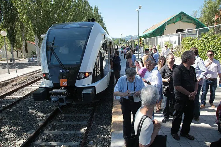 Arribada de passatgers a l'estació de la Pobla de Segur