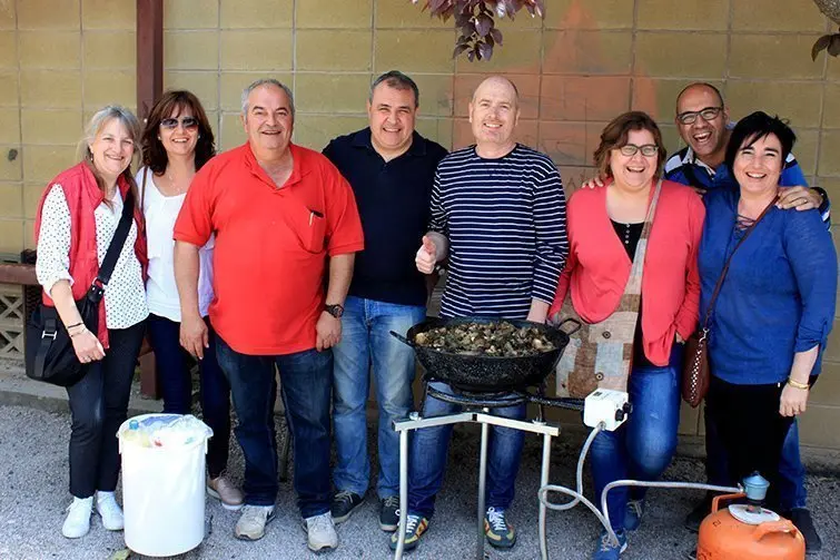 Una de les colles de Golmés amb la cassola preparada