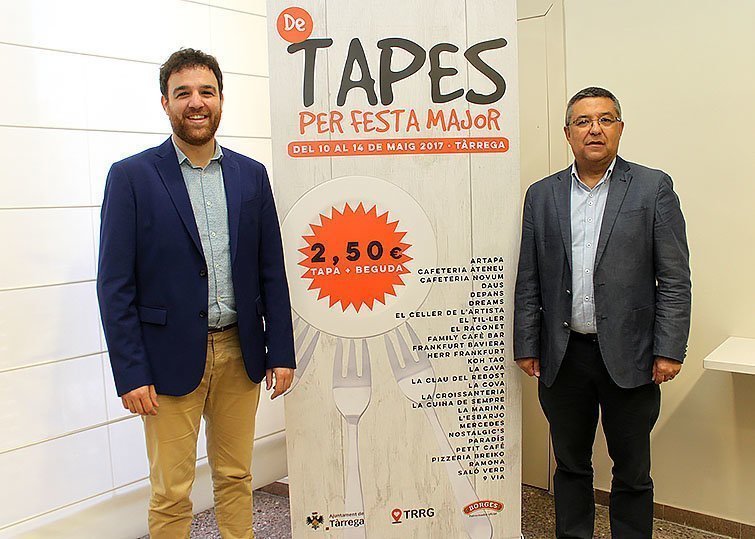 Els regidors de Cultura i Promoció Econòmica, Raül Palacios i Carles Pascual respectivament, amb el cartell anunciador de la ruta gastronòmica inteior