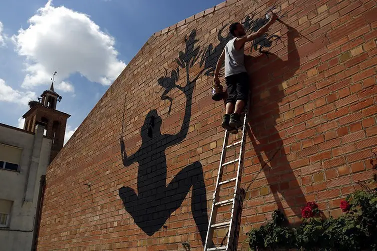 Els artistes preparen els murals de la segona ediciciò del Festival Gar Gar