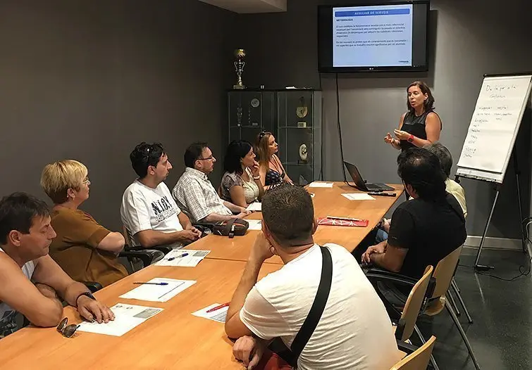 Imatge d'arxiu d'un curs d'auxiliars de serveis impartit per Aspid. Vertical)