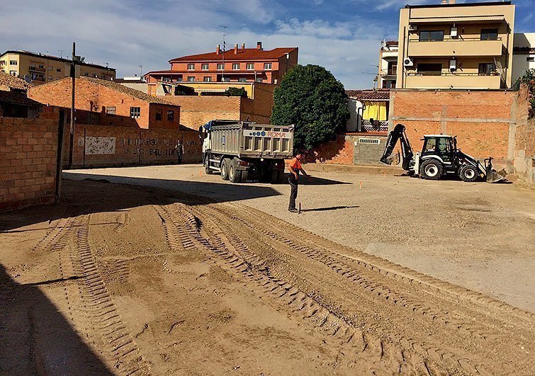 Moviment de terres a la zona del  carrer de Ponent, amb Domènec Cardenal