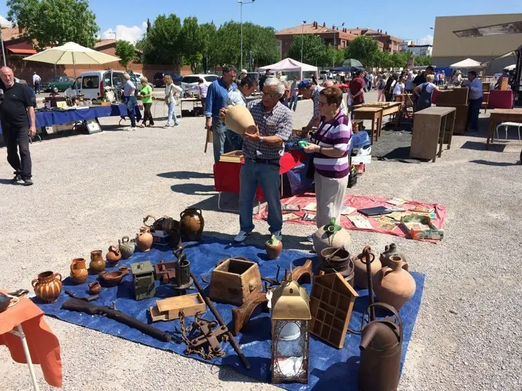 El públic que visitava el primer mercat d&#39;Antiquaris i Brocanters de Mollerussa