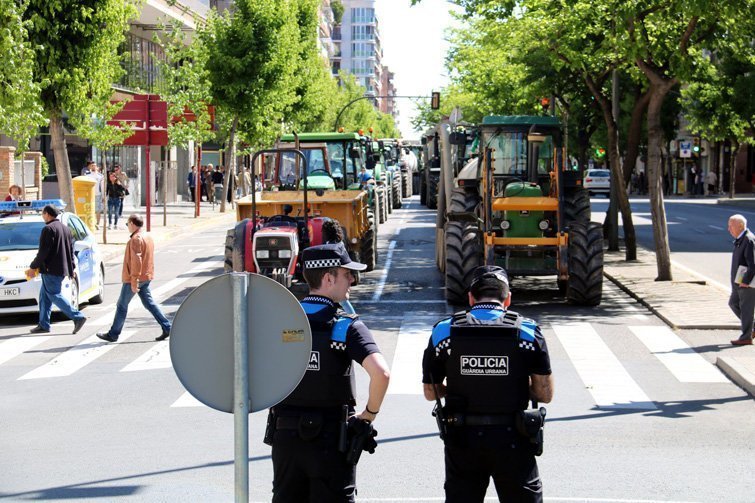Tractors favorables a Tracjusa a l&#39;avinguda Prat de la Riba de Lleida. Imatge del 19 de maig de 2017. (Horitzontal)