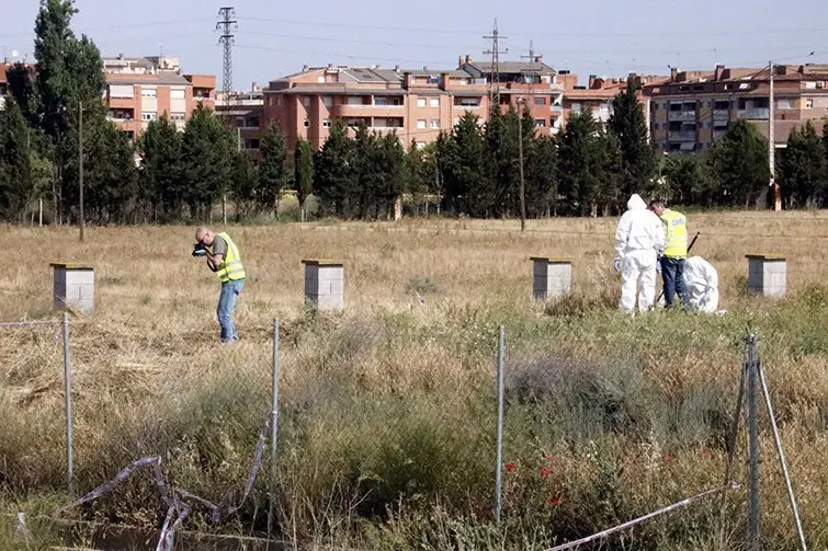 Mossos d'investigació fent fotografies al lloc dels fets, a la Bordeta.