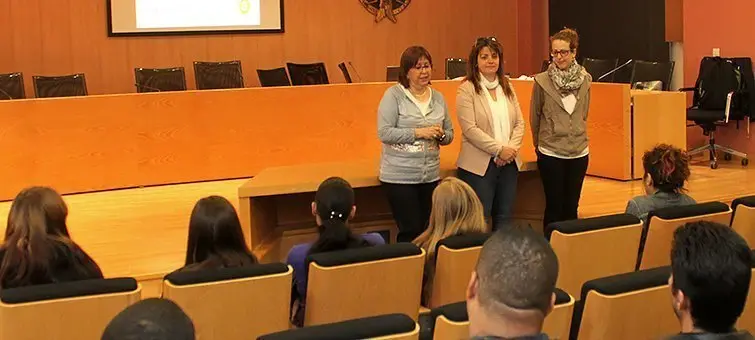 L’alcaldessa Rosa Maria Perelló; la regidora d’Acció Social, Noèlia Soto; i portaveus de l'Associació Alba exposant les línies del curs a l’alumnat participant