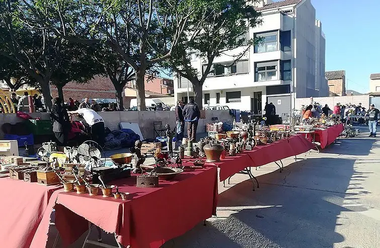 El mercat d'antiquaris, brocanters i col·leccionistes de les Borges Blanques interior