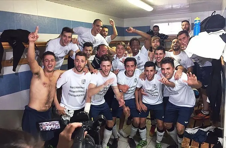 Els jugadors del Futbol Club Borges celebrant l'ascens a Primera Catalana inteior