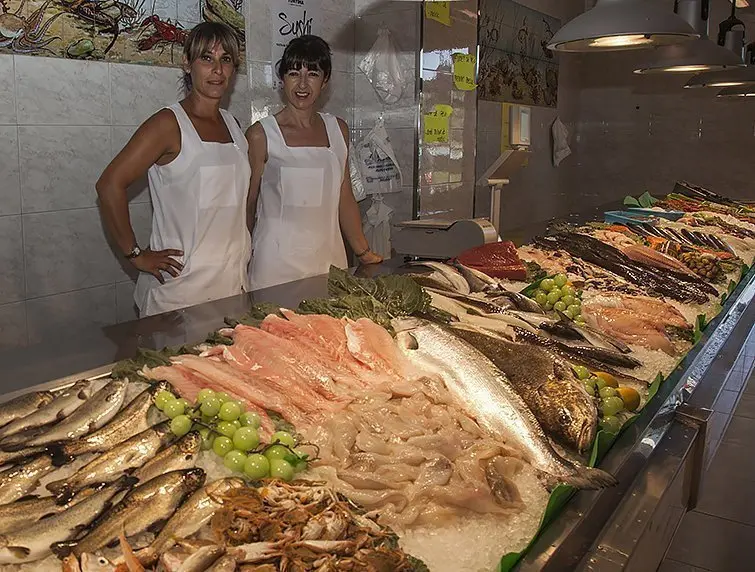 La fam&#39;ilia Montilla en la peixateria de Mollerussa