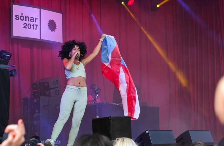 Princess Nokia amb la bandera de Puertorico