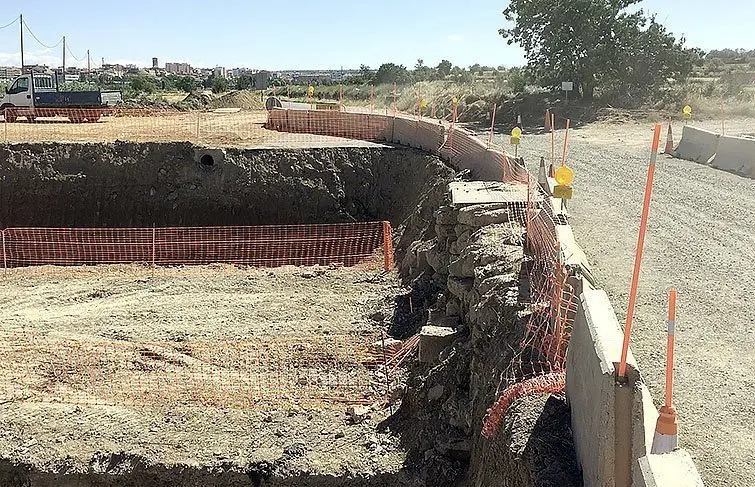 Obres d'eixamplament al punt on es construirà un nou pont sobre el riu Cercavins, amb Tàrrega al fons 1 interior