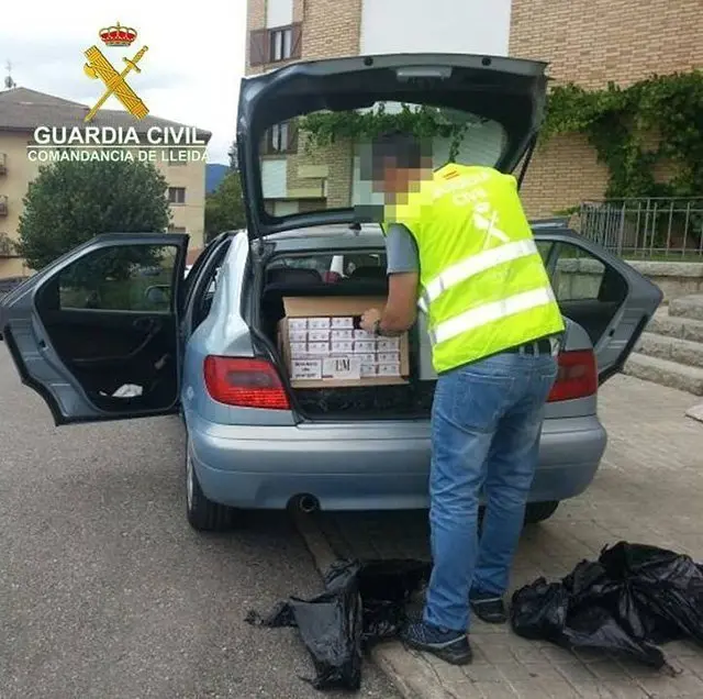 Els agents de la Guàrdia Civil intervenen el tabac de contraban 1