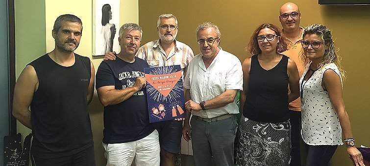 El jurat amb l'obra guanyadora del concurs de cartells de la Festa Major 2016 de les Borges Blanques