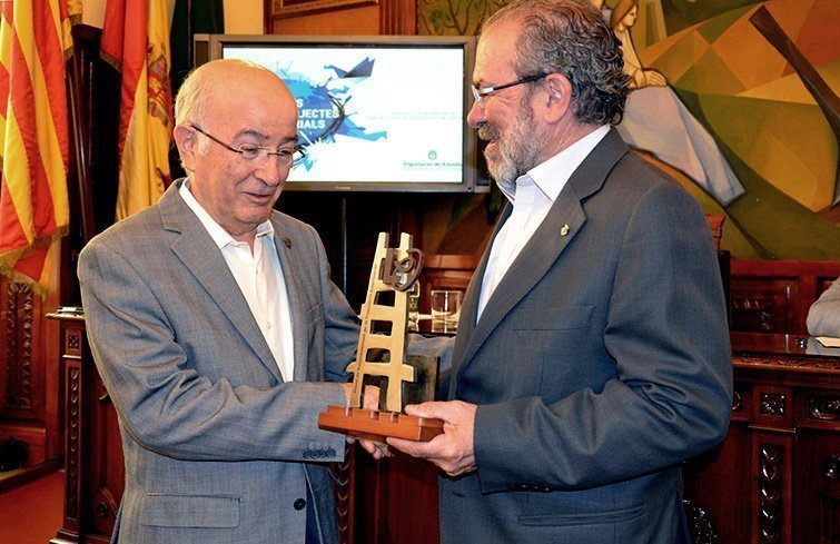 Lluís Pagès rep el guardó de mans del president Reñé