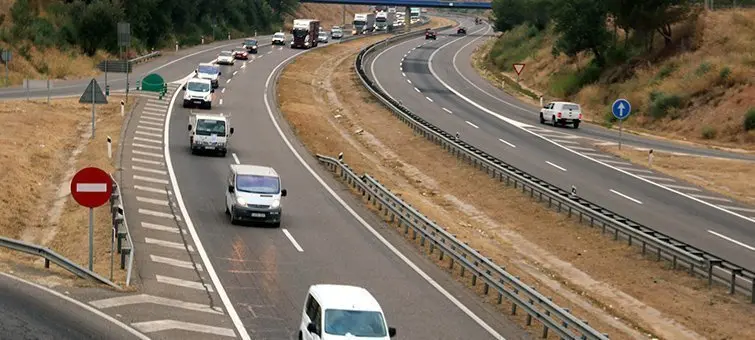 Imatge de la marxa lenta de pagesos circulant pel carril dret de l&#39;A-2 a Lleida en sentit Barcelona. Imatge del 7 d&#39;agost del 2017. (Horitzontal)