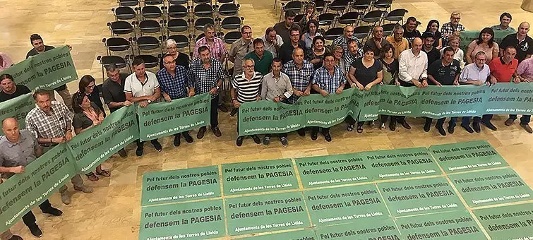 Els participants en la reunió de dijous a Alcarràs