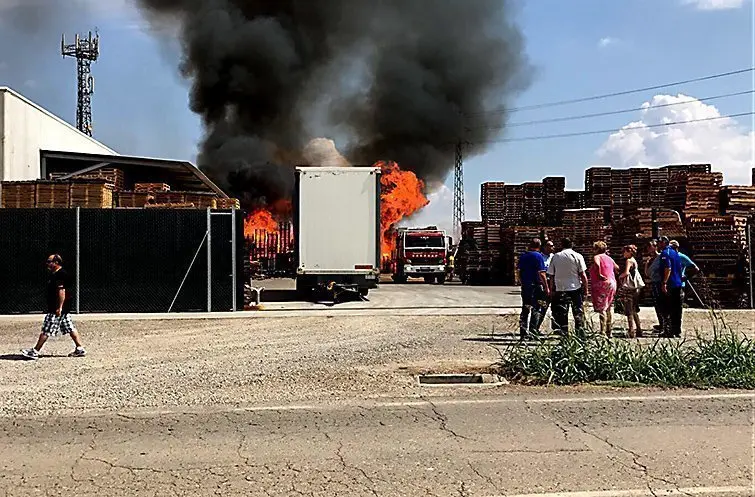 Incendi en la planta d'embalatges de fusta de Golmés