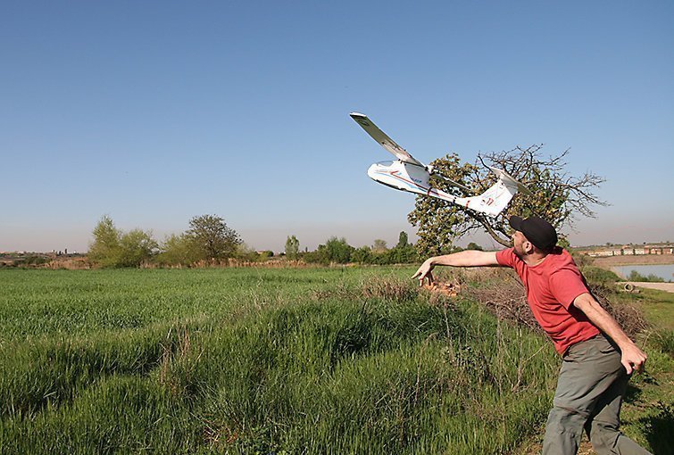L'investigador Francesc Sardà  llença el dron a l'Estany d'Ivars i Vila-sana
