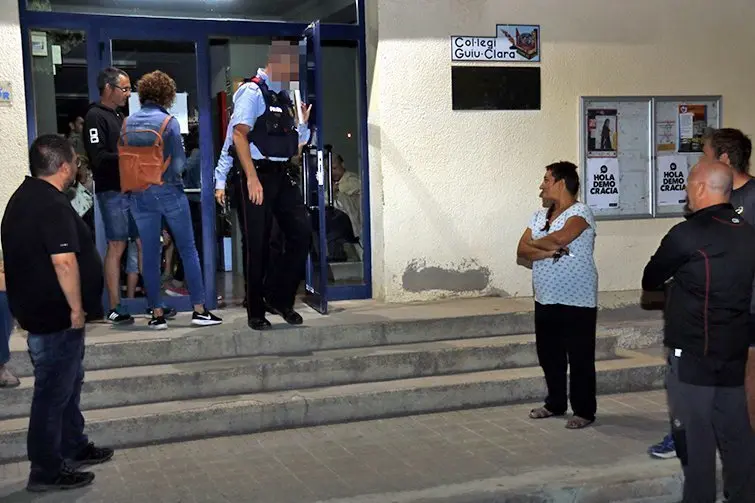 Mossos d&#39;Esquadra sortint de l&#39;Escola de Música de Mollerussa,