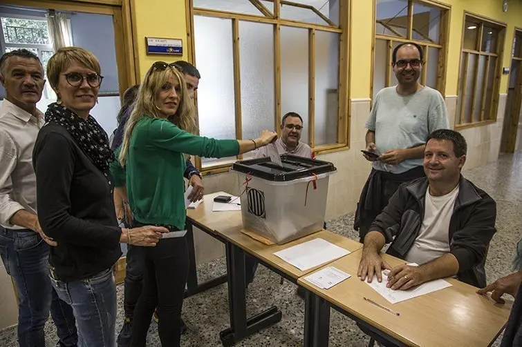 Els mollerussencs voten amb normalitat