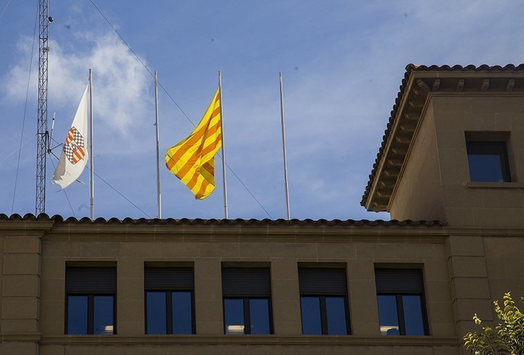 mollerussa retira les banderes española i europea de l'edifici consistorial 1
