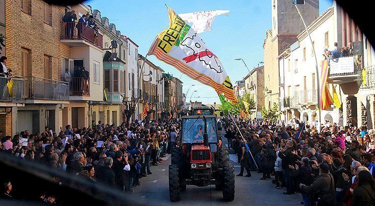 Tractors i veïns es manifesten a Vallfogona de Balaguer en suport a Meritxell Serret